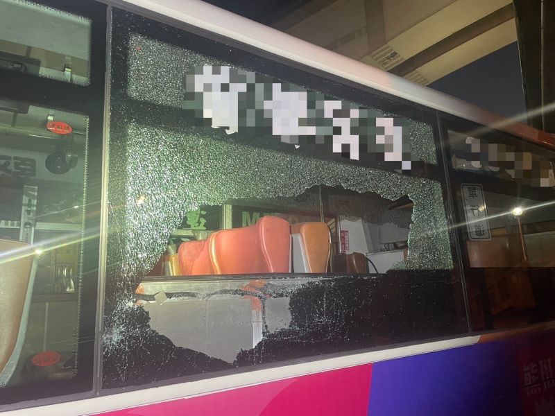 ▲公車與機車發生碰撞，公車左後方撞到路邊的燈箱，導致車窗玻璃破裂，造成公車上女乘客臉部遭玻璃割傷。（圖／翻攝畫面）  