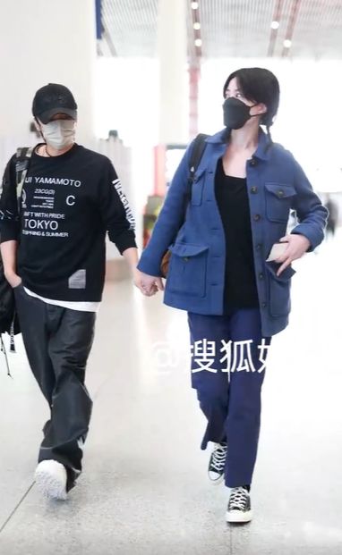 ▲謝霆鋒和王菲日前才在機場重現2000年的「世紀牽手」。(圖/翻攝自搜狐娛樂微博) ▲謝霆鋒和王菲日前才在機場重現2000年的「世紀牽手」。(圖/翻攝自搜狐娛樂微博)
