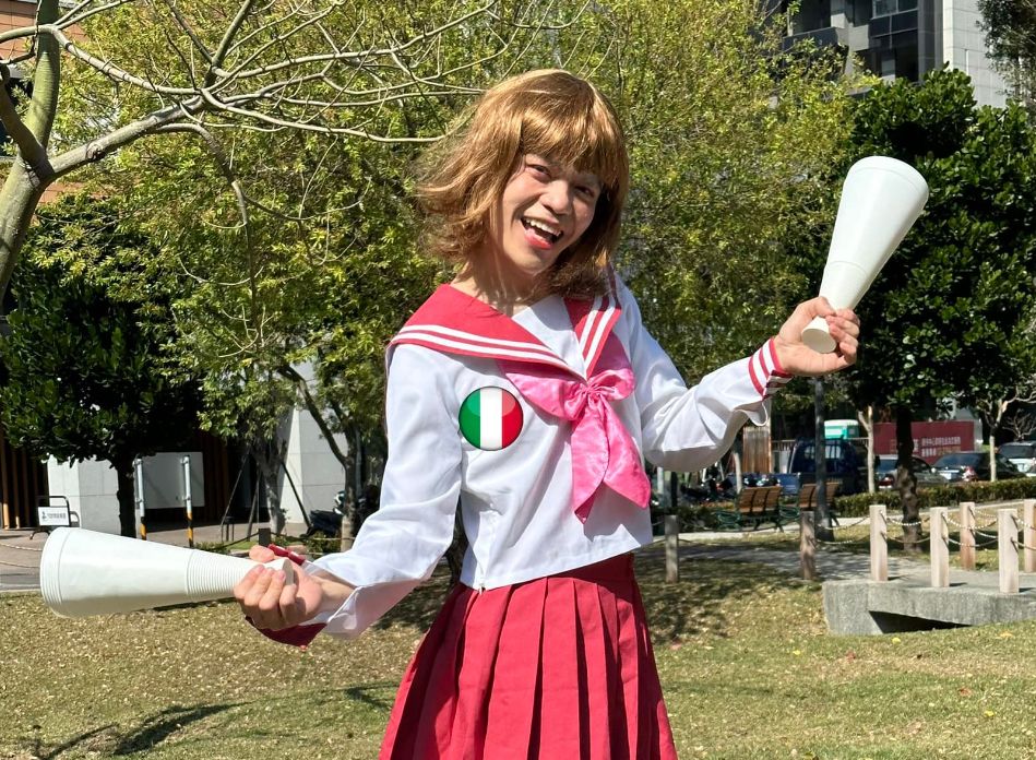 ▲蔡阿嘎化身「襄蔡girl」，還把義大利國旗後製到身體上，發揮反指標的力量。（圖／蔡阿嘎臉書）