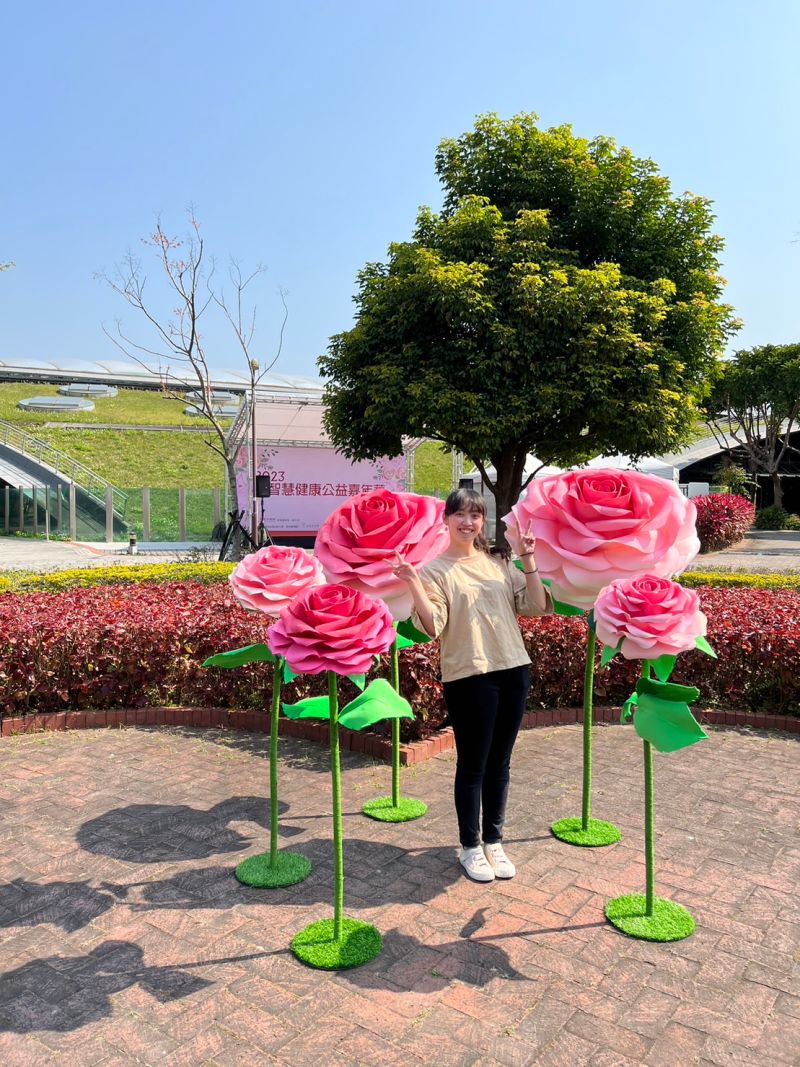 ▲還有巨型玫瑰造景可以拍照打卡,處處都能看到浪漫「玫」景,現在就衝了吧!(圖/翻攝自花博公園臉書)