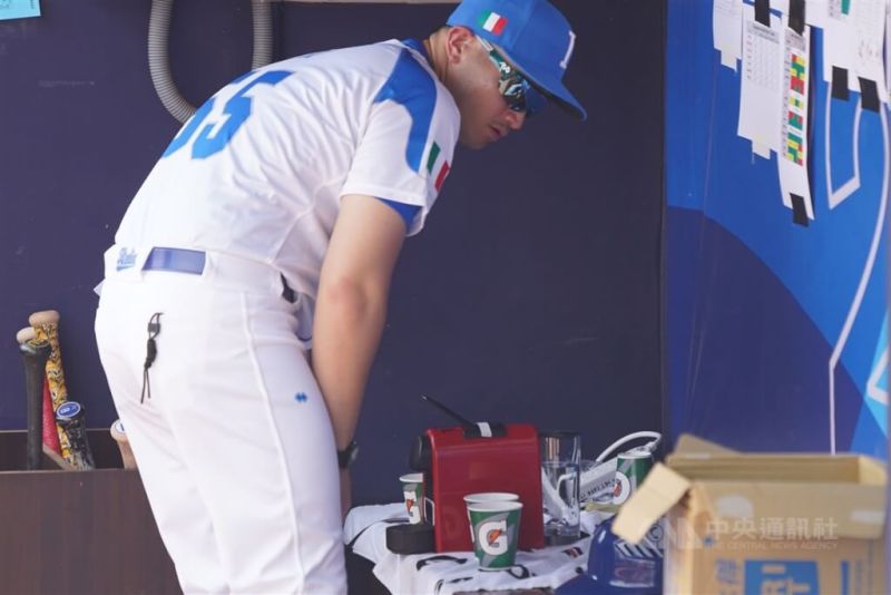 ▲經典賽義大利膠囊咖啡機吸睛 皮耶薩想要咖啡師 2023/3/11 14:13（3/11 14:45 更新） 來台灣參與世界棒球經典賽（WBC）A組預賽的義大利隊，在球員休息區放置一台義式膠囊咖啡機，讓教練及選手們可隨時來上一杯咖啡提神。（圖／中央社）