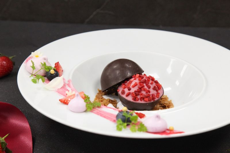 ▲The Lounge大廳酒吧限定甜品「莓好戀情」，以58%巧克力製成球體外殼，盛裝由新鮮莓果凍與覆盆子慕絲製成的內餡。（圖／六福萬怡提供）