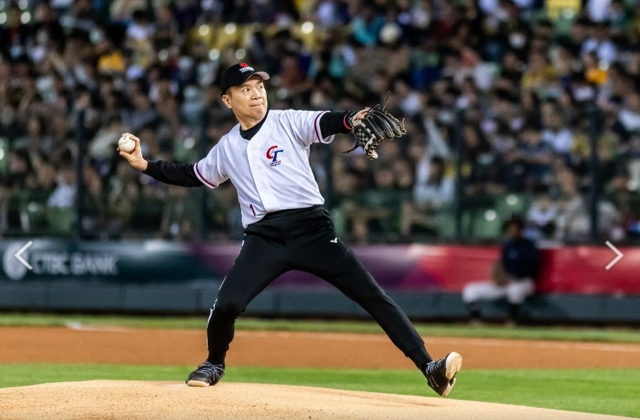 ▲外貿協會董事長黃志芳昨（11）日代表台灣精品於經典賽中華隊及義大利之戰賽前開球。（圖／外貿協會提供）