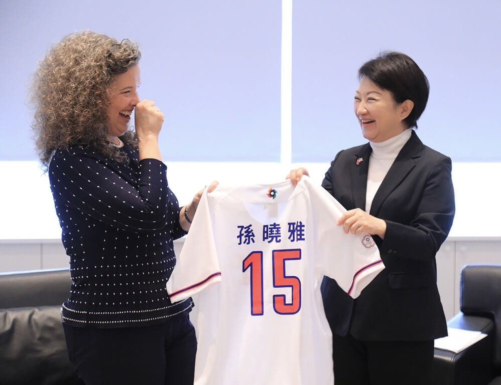 ▲美國在台協會（AIT）處長孫曉雅（左）10日拜會台中市長盧秀燕（右），盧秀燕特別致贈印有孫曉雅姓名的世界棒球經典賽（WBC）台灣隊球衣。（圖／中央社）