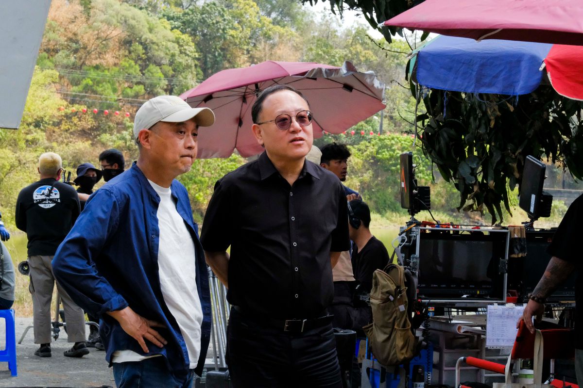 ▲文化部長史哲（右）今（11）日專程前往《鹽水大飯店》拍片現場探班，向導演鄭文堂等人打氣鼓勵。（圖／文化部提供）