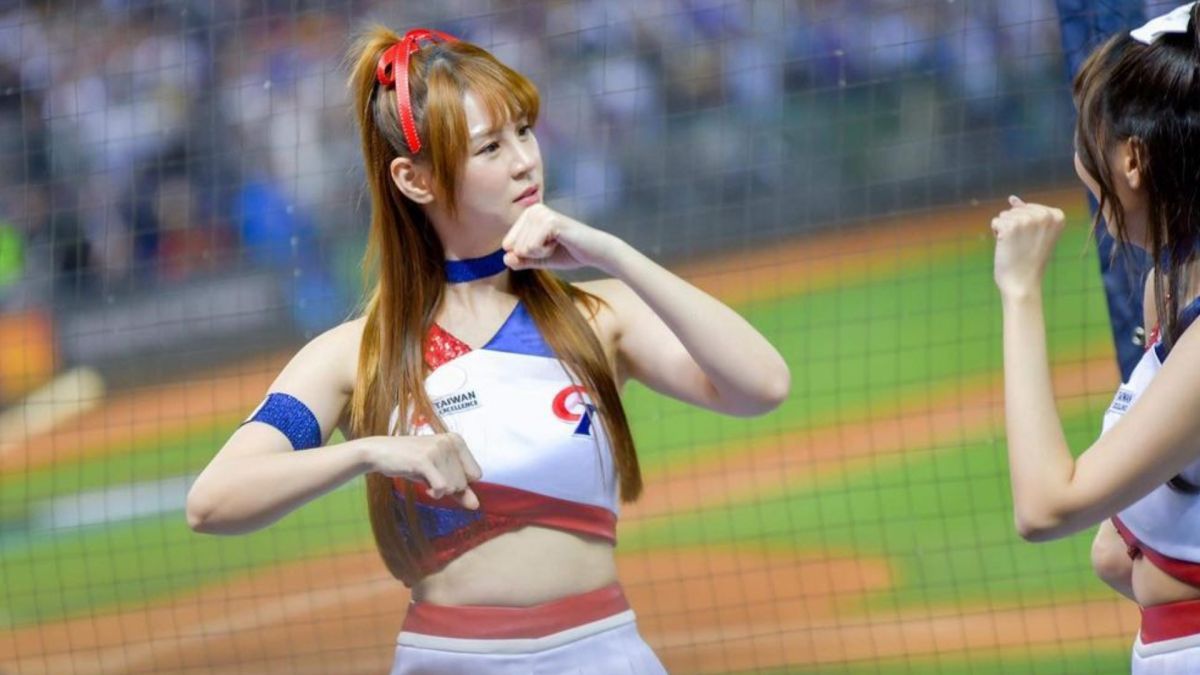 ▲短今昨天替中華隊應援時，一聽到炸裂舞瞬間呆掉，還一臉困惑地看著隊友。（圖／翻攝短今IG）