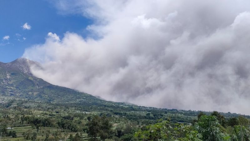 ▲印尼日惹梅拉比火山11日中午噴發濃煙。（圖／取自twitter.com/BPPTKG）