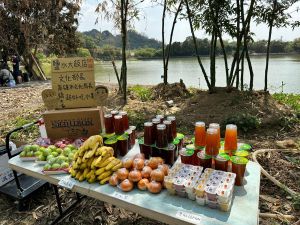 ▲文化部長史哲帶著高雄的蜜棗、香蕉及排隊名店冬瓜檸檬冷飲到拍片現場探班。（圖／高市文化局提供）