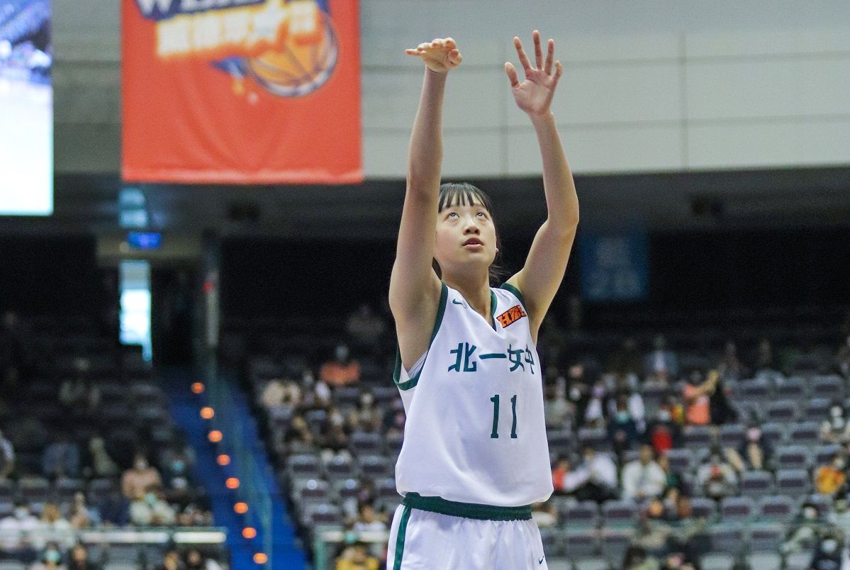 ▲北一女當家中鋒黃子芸發揮不多，只有2分進帳，但靠著後衛鄒沛宸拿到17分，北一女終場仍以77:65拿下勝利，率先取得冠軍戰門票。（圖／高中體總提供）