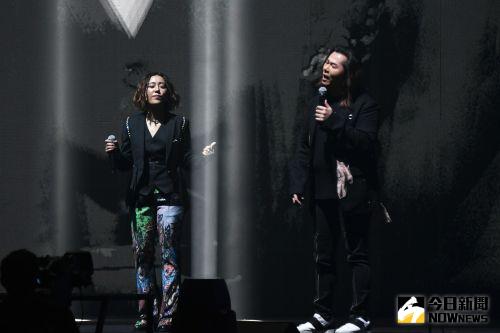 楊培安驚喜登台,合體小男孩樂團演唱歌曲〈最愛的人傷我最深〉。(圖/記者林調遜攝, 2023.03.11) ▲楊培安驚喜登台,合體小男孩樂團演唱歌曲〈最愛的人傷我最深〉。(圖/記者林調遜攝, 2023.03.11)