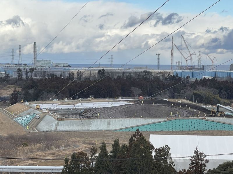 ▲日本311大地震福島核災後，為處理去除輻污的土壤，日本政府在福島設立中期儲存設施，已堆積約1338萬立方公尺。法律規定2045年移出福島，但去處未定。（圖／中央社記者楊明珠福島攝 112年3月11日）