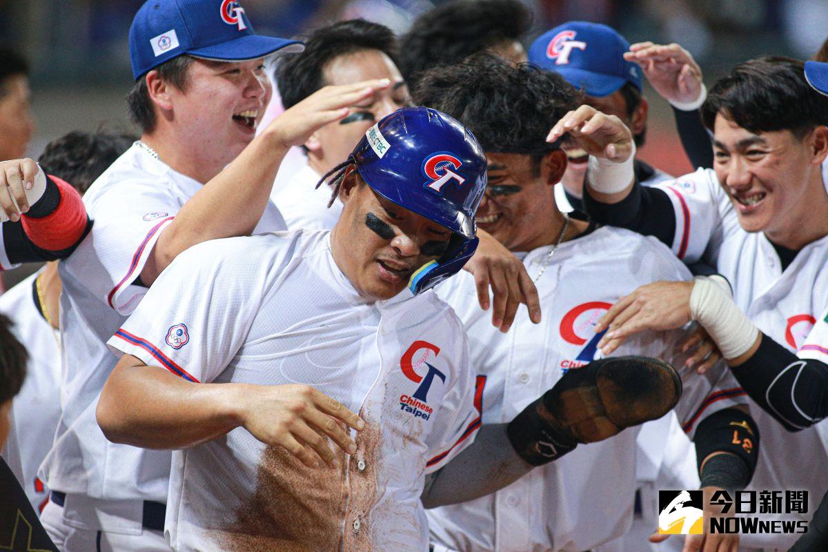▲中華隊先發捕手吉力吉撈·鞏冠被隊友安打送回來得分。（圖／記者葉政勳攝 , 2023.03.11）