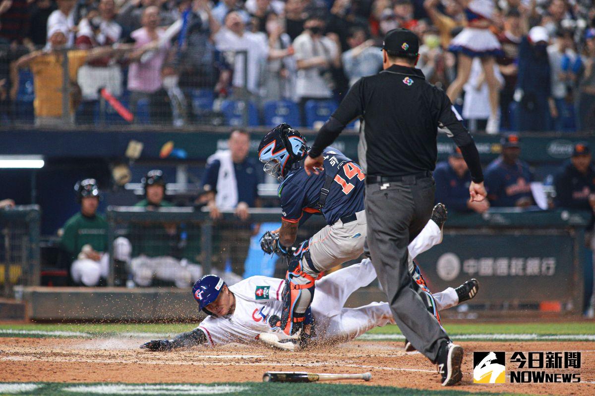 ▲中華隊三壘手吳念庭繞過三個壘包跑回本壘，但被荷蘭捕手觸殺出局。（圖／記者葉政勳攝 , 2023.03.11）