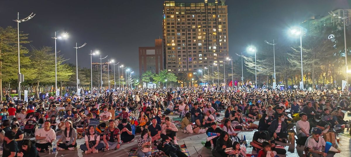 ▲逾5千民眾今晚在中市府廣場前參與「球賽直播派對」。（圖／台中市政府提供，2023.03.11）