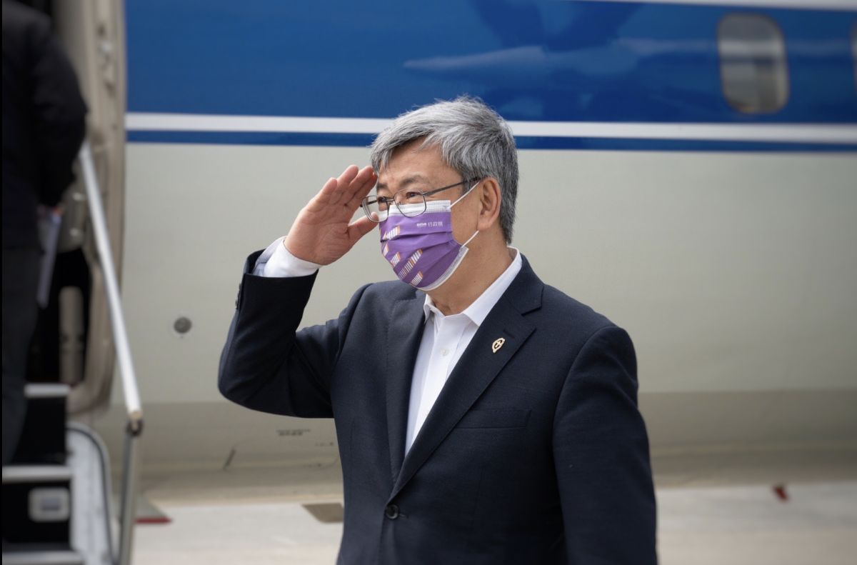 ▲陳建仁勉勵台灣隊選手繼續加油、繼續拼，並附上近來最夯的「敬禮」致敬照片。（圖／翻攝自陳建仁臉書）