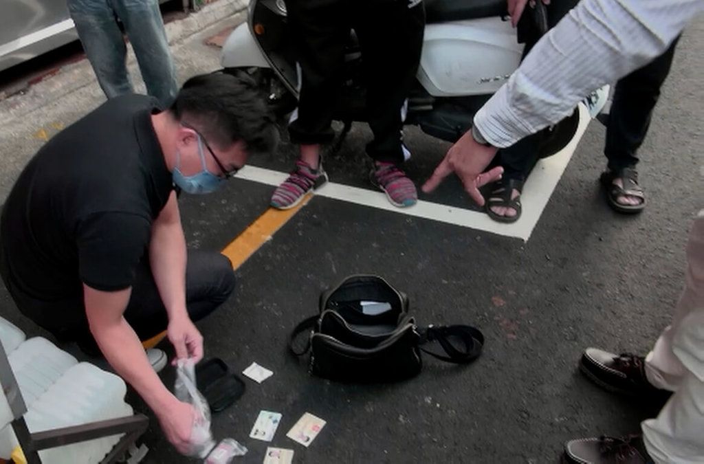 ▲台中市刑警大隊偵三隊日前查緝涉嫌販毒的王姓男子，王男友人誤認偵防車為地下錢莊討債集團，上前敲窗遭逮，警方一舉逮捕現場4人。（圖／民眾提供）