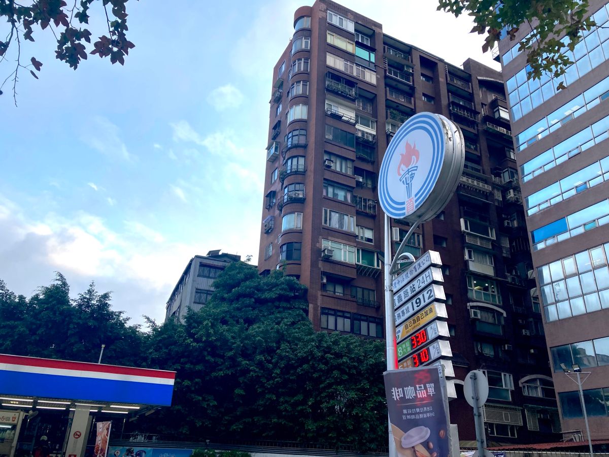 ▲中油公司今（12）日宣布，自明（13）日凌晨零時起汽、柴油價格各調漲0.5元及0.6元。（圖／記者鄭妤安攝）