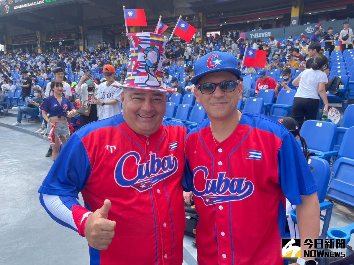 ▲古巴球迷「喇叭大叔」Pablo Avila與友人Miguel。（圖／吳政紘攝）