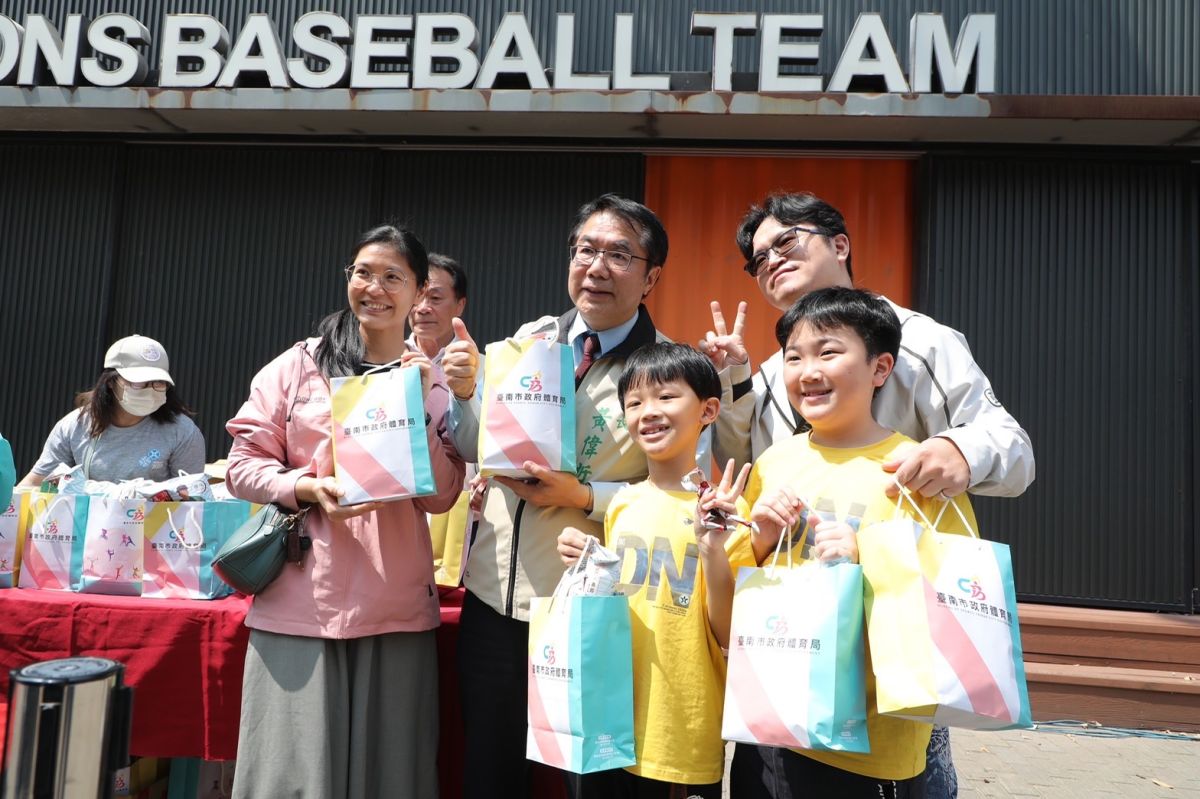 ▲台南市長黃偉哲兌現祭品文，送100份致勝大禮包。（圖／台南市政府提供）