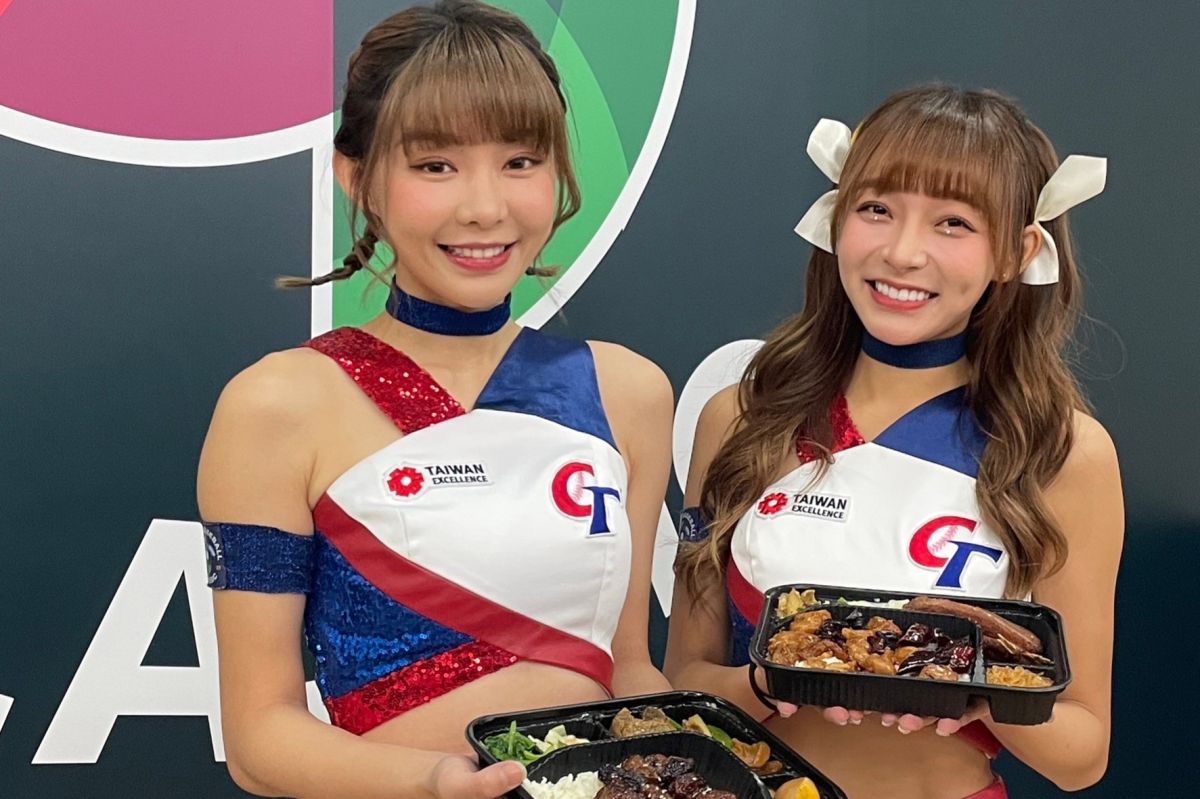 ▲中華隊對戰古巴力拚晉級去東京，除了大啖古巴三明治幫集氣，台中洲際棒球場外更吃起應援「排骨便當」曝光排隊盛況，啦啦隊經典女孩林襄及Yuri則親揭「『排』除『古』巴」祕辛，應援中華隊要讓古巴good bye。（圖／饗賓餐旅集團提供）
