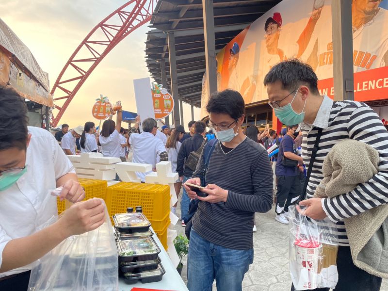 ▲應援「排骨便當」受到現場球迷支持。（圖／饗賓餐旅集團提供）