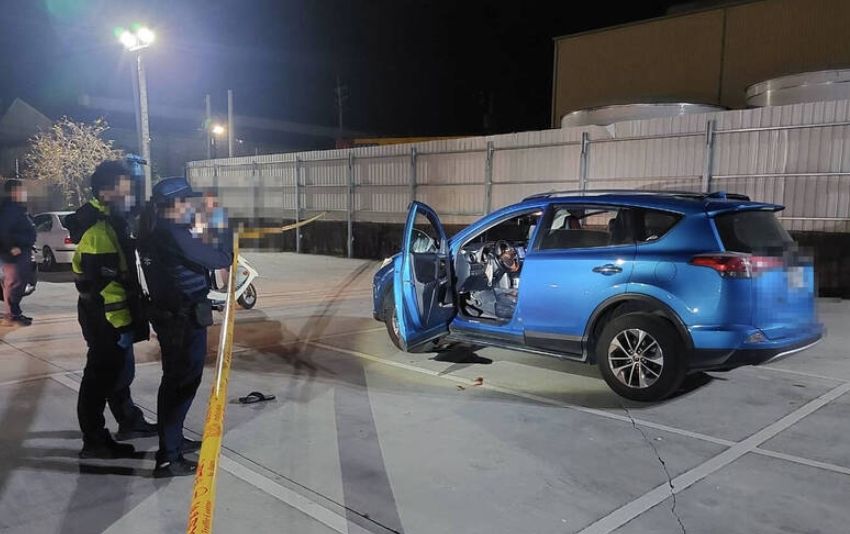 ▲台南市鹽水區驚傳槍擊！今（11）日晚間7點43分，1名30多歲男子在休旅車「舉槍自戕」，命危送醫，確切案發情況、原因由新營警分局調查中。（圖／翻攝畫面）