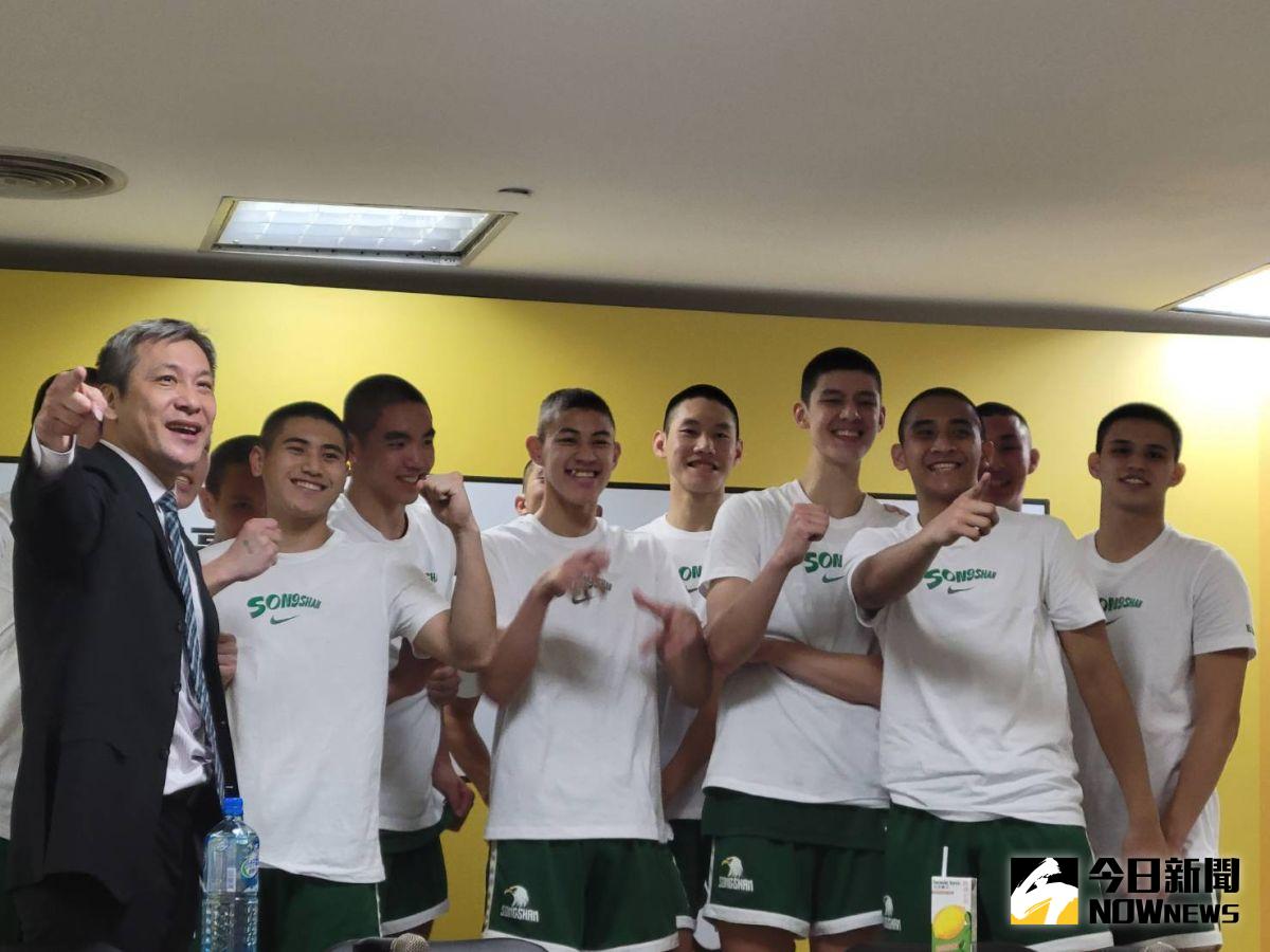 ▲松山高中教練黃萬隆和111學年度HBL學年度的球員。（圖／黃建霖攝）