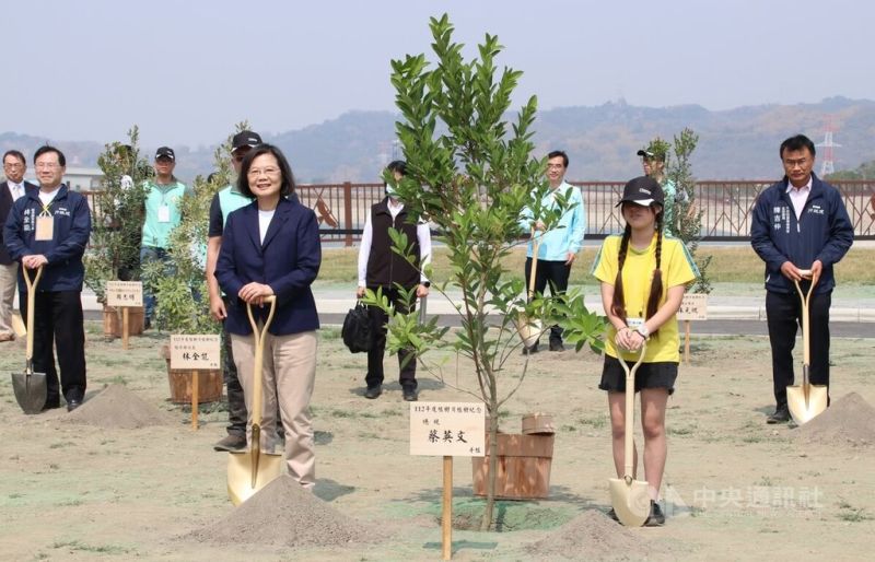 ▲總統蔡英文（前左）12日上午前往南投出席112年森活圈植樹節活動，與當地國小師生共同種下台灣的原生樹苗。中央社記者蕭博陽南投縣攝 112年3月12日