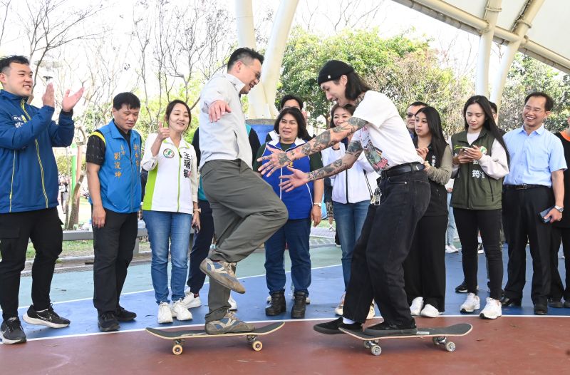 ▲桃園市副市長蘇俊賓下場體驗滑板技巧。（圖／桃園市政府提供）