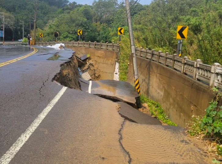 ▲新竹縣寶山鄉寶山路1段一處道路12日中午發生寶山第二水庫至淨水場的輸水管線爆裂，導致柏油路面裂開、下陷及電線桿倒塌。（寶山鄉長邱振瑋提供）中央社記者魯鋼駿傳真 112年3月12日