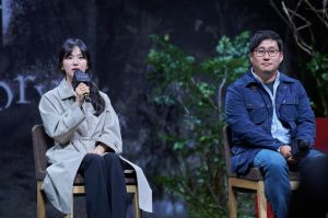 ▲《黑暗榮耀》導演安吉鎬（右）向校園暴力受害者道歉。（圖／Netflix）