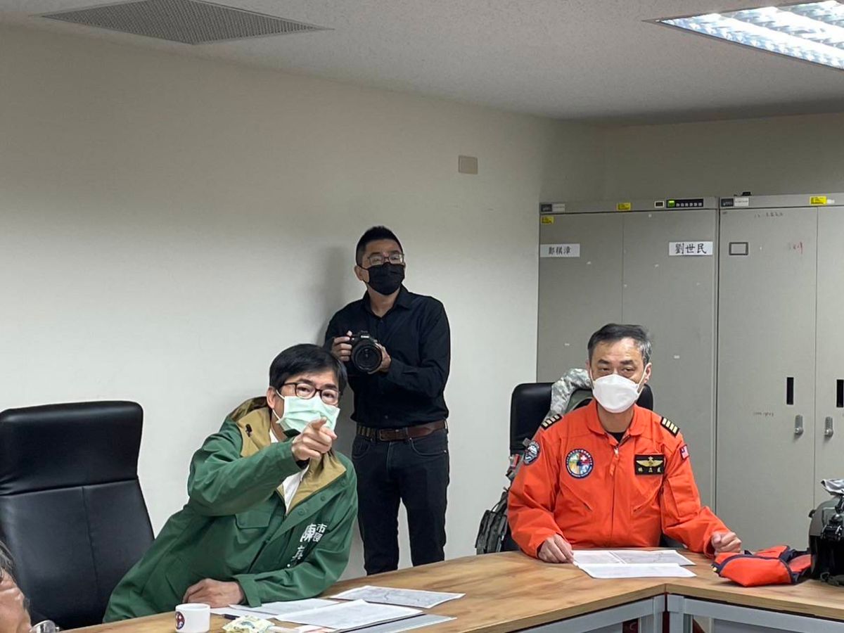 ▲心繫水情，高雄市長陳其邁昨天甫從日本考察返台回國後，今天一早旋即與中央水利署、水資源專家丁澈士教授及水利局，搭直昇機執行空中勘察高屏溪流域的任務，不放棄任何一滴可用水源。（圖／高市府提供）