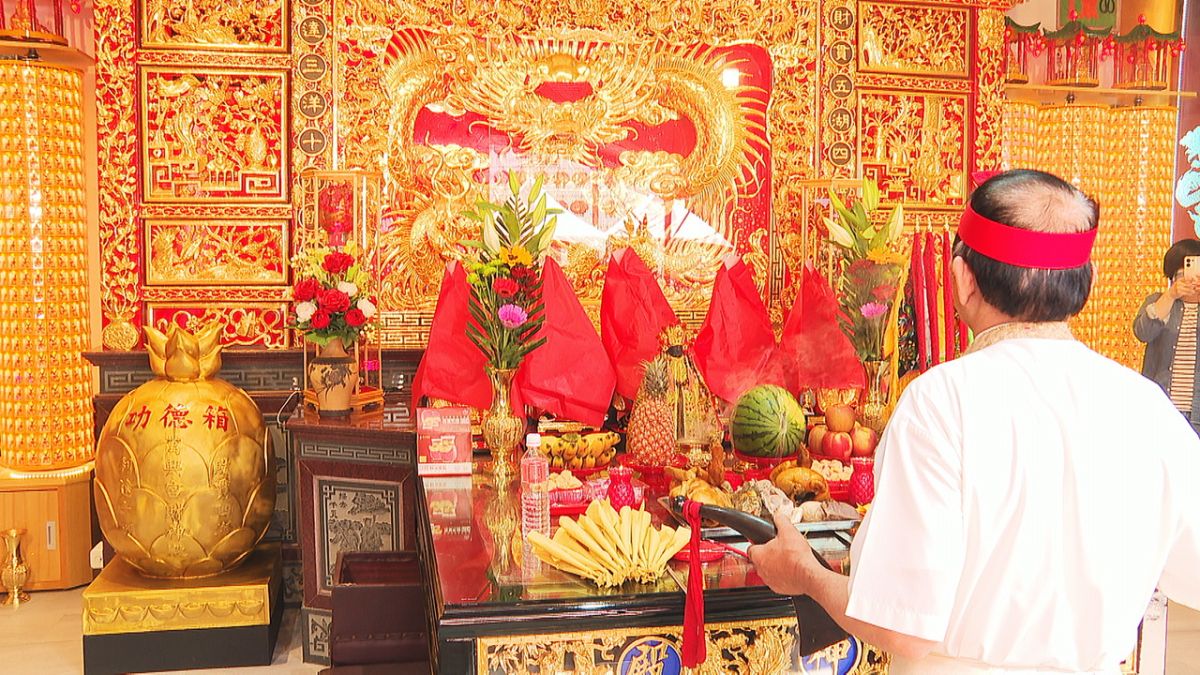 ▲ 財神殿在主祀五路財神的後方壁堵尚有一條金龍，這是由文化部資深傳統匠師以泥塑精心打造。（圖／記者陳美嘉翻攝）