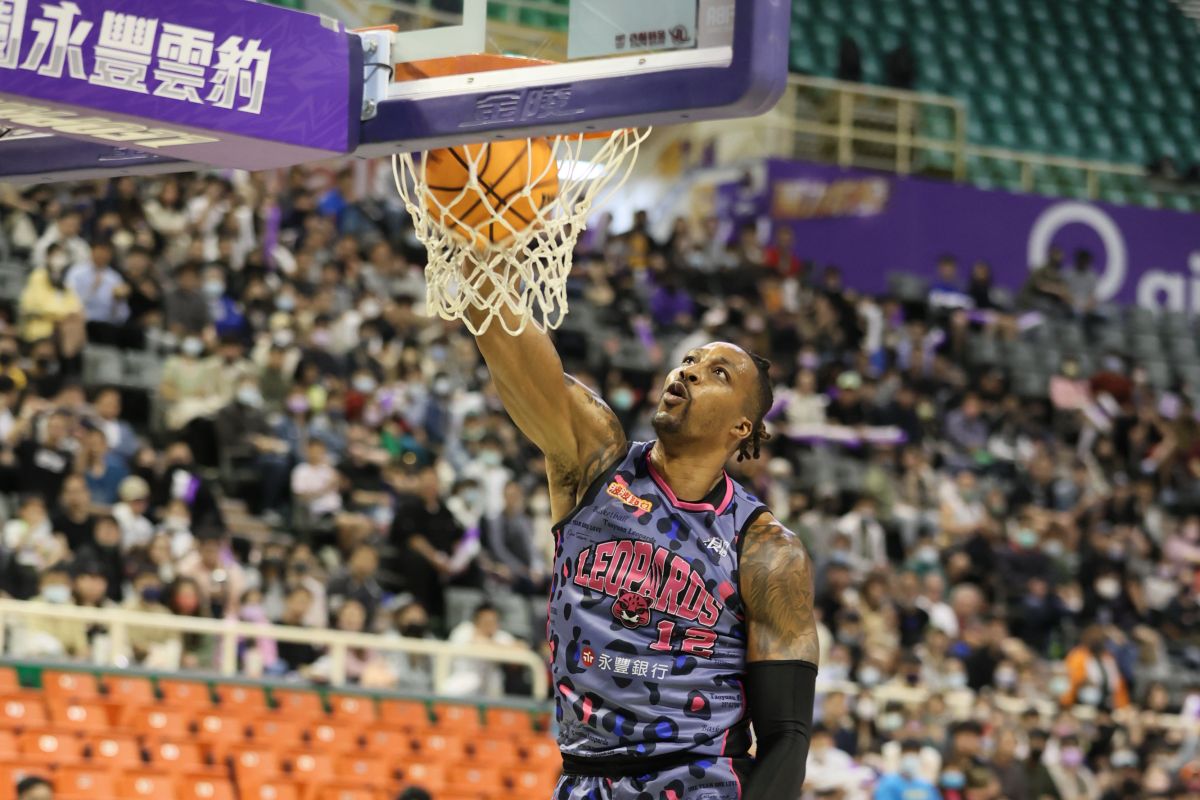 ▲超級球星霍華德(Dwight Howard)狂砍23分、27籃板。官方提供