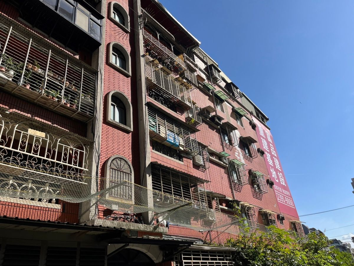 ▲因海砂屋被列為危樓的富品建設關渡黃金城一案。（圖／品牌提供）