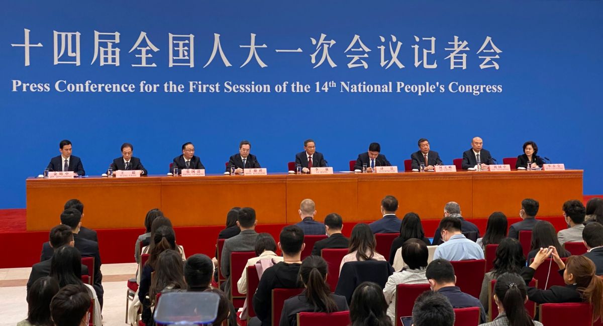 ▲中國新任國務院總理李強，13日上午偕副總理丁薛祥、何立峰、張國清、劉國中等人，出席首場記者會。（圖／美聯社／達志影像）