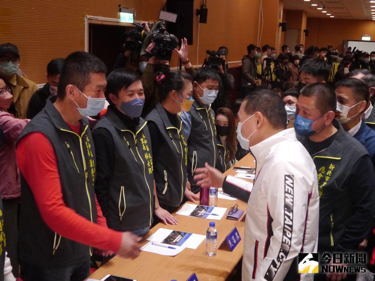 ▲侯友宜出席永和區行動治理座談會議，進場後與出席里長致意。（圖 ／記者吳嘉億攝，2023.03.13）