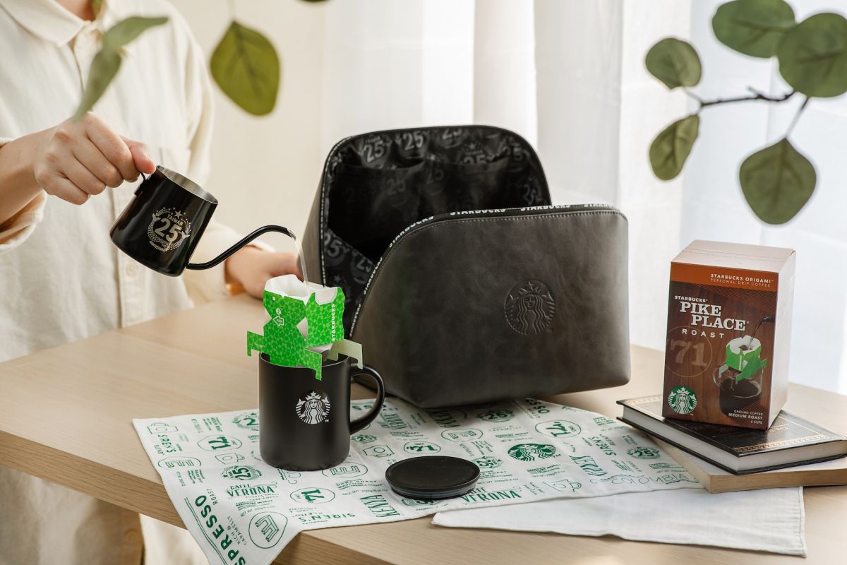 ▲星巴克25週年數位體驗，3/15～3/27爽喝13天「買1送1」，同步上市限定飲料「荔枝百里香風味特調咖啡」，並加碼「Bearista的台灣咖啡足跡」特色門市踩點活動。（圖／台灣星巴克提供）