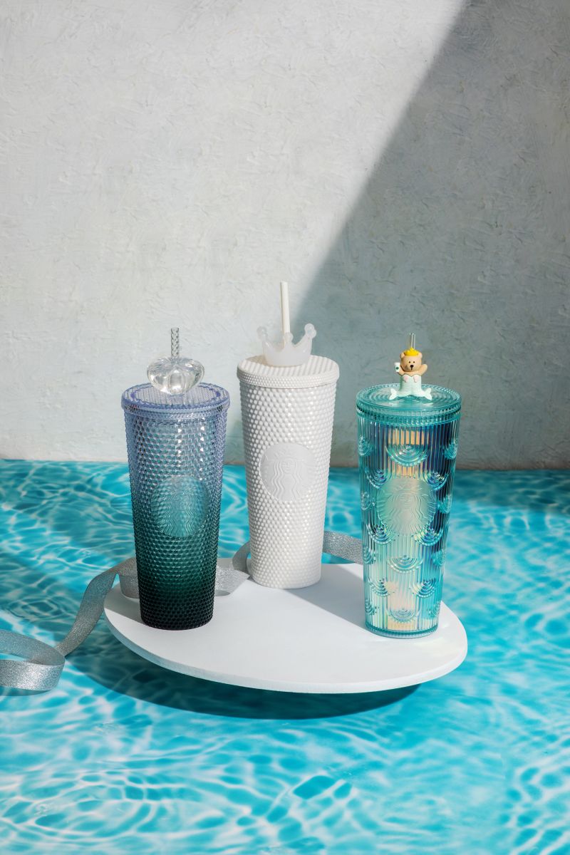 ▲容量710ml的24OZ TOGO冷水杯,左起:Bling禮帽、Bling皇冠、人魚海洋,各款800元。(圖/台灣星巴克提供)