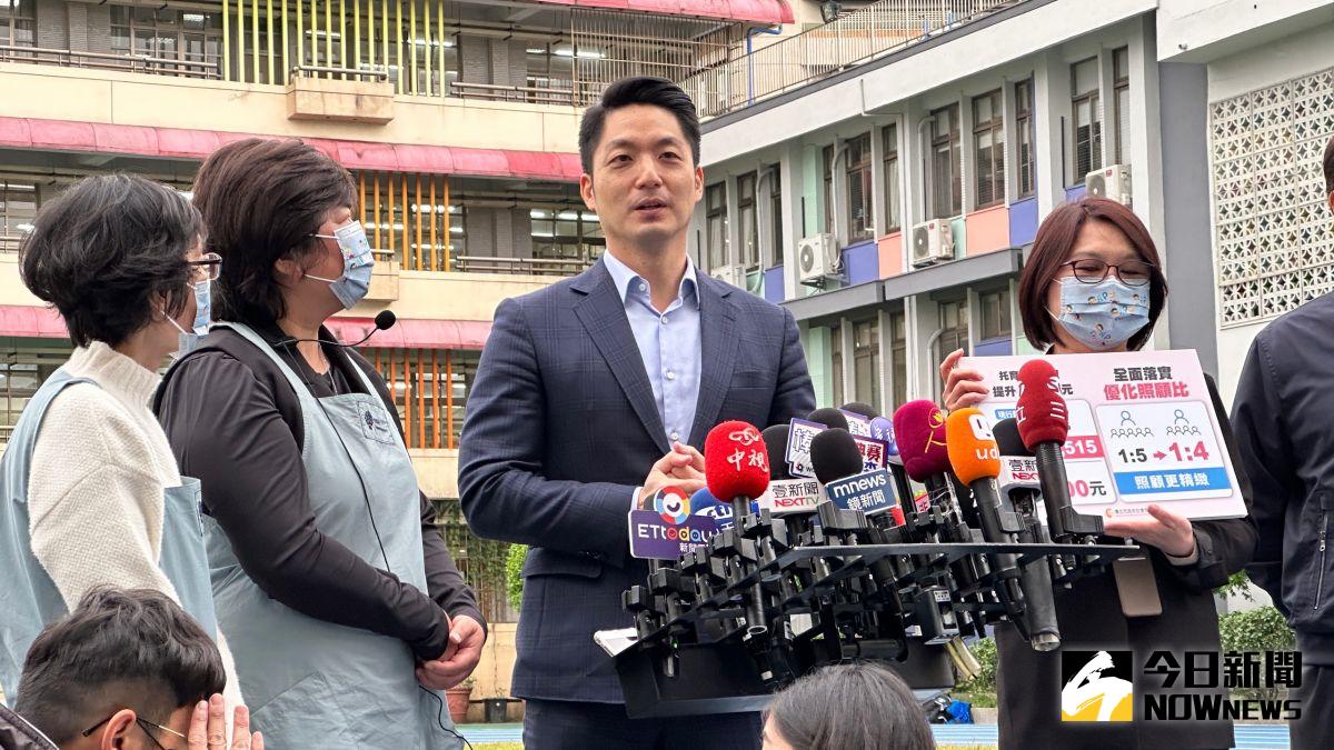 ▲台北市長蔣萬安13日前往南港托育中心視察，並於會後宣布北市府加碼公托人員薪資，每月增加2515元。（圖／記者丁上程攝，2023.03.13）