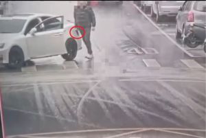 不滿速度太慢!南港2惡煞爆氣逼車 持槍痛毆資源回收翁
