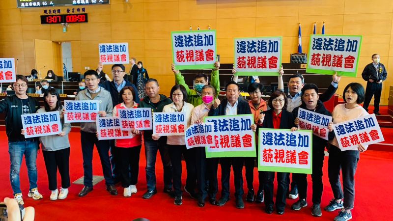 不滿中市府違法追加購物節3億多預算　綠議員舉牌抗議