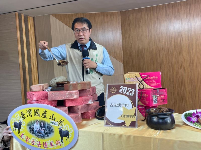 ▲台南市長黃偉哲舀起香噴噴的王家燻羊肉，現場頓時充滿羊肉及藥膳香氣（圖／記者林怡孜攝，2023,03,13）