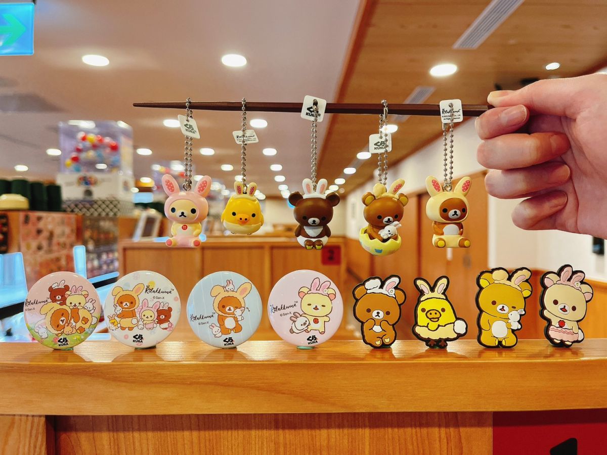 ▲藏壽司今開跑變身萌兔造型的「拉拉熊」扭蛋引暴動，5款立體公仔吊飾、4款磁鐵及4款徽章胸針，還有地墊、保冷便當袋、兩用抱枕頸枕等萌禮集點贈；同推全台6間特色佈置店，鐵粉揚言「我要吃爆🤤」。（圖／藏壽司提供）