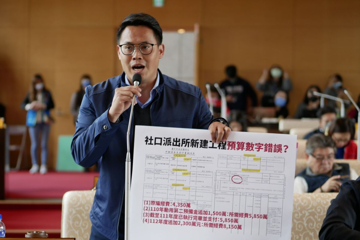 ▲市議員楊大鋐指出，中市警察局更不可思議地，在編列社口派出所新建工程預算書時，竟然出現科目錯誤。(圖／柳榮俊攝2023.3.13)