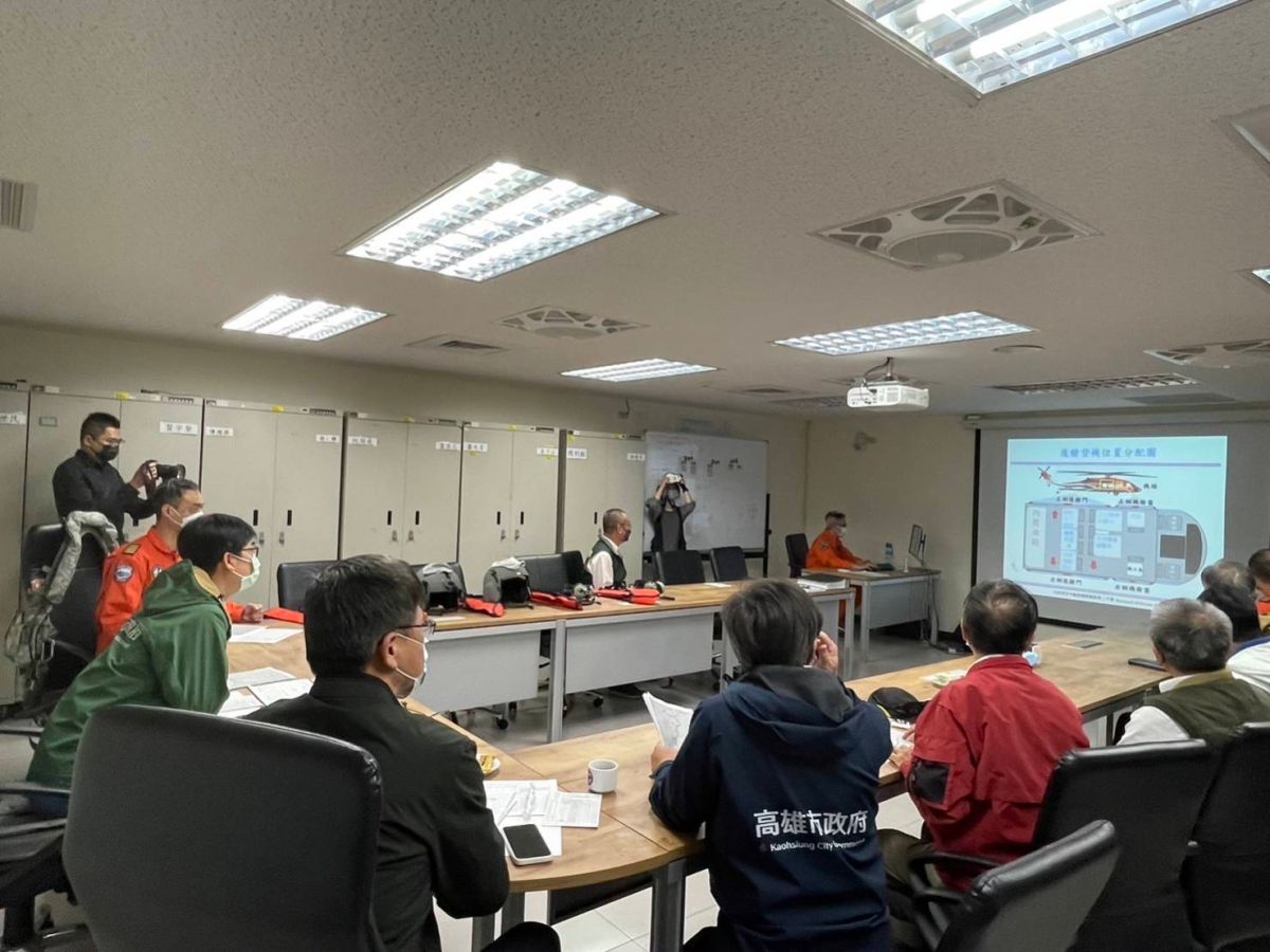 ▲市長陳其邁昨天搭乘直升機，高空飛行勘查高屏溪流域，不放棄任何一滴可用水源，今天向民眾喊話，4月底供水無虞，但也請大家務必節約用水。(圖／高市府提供)