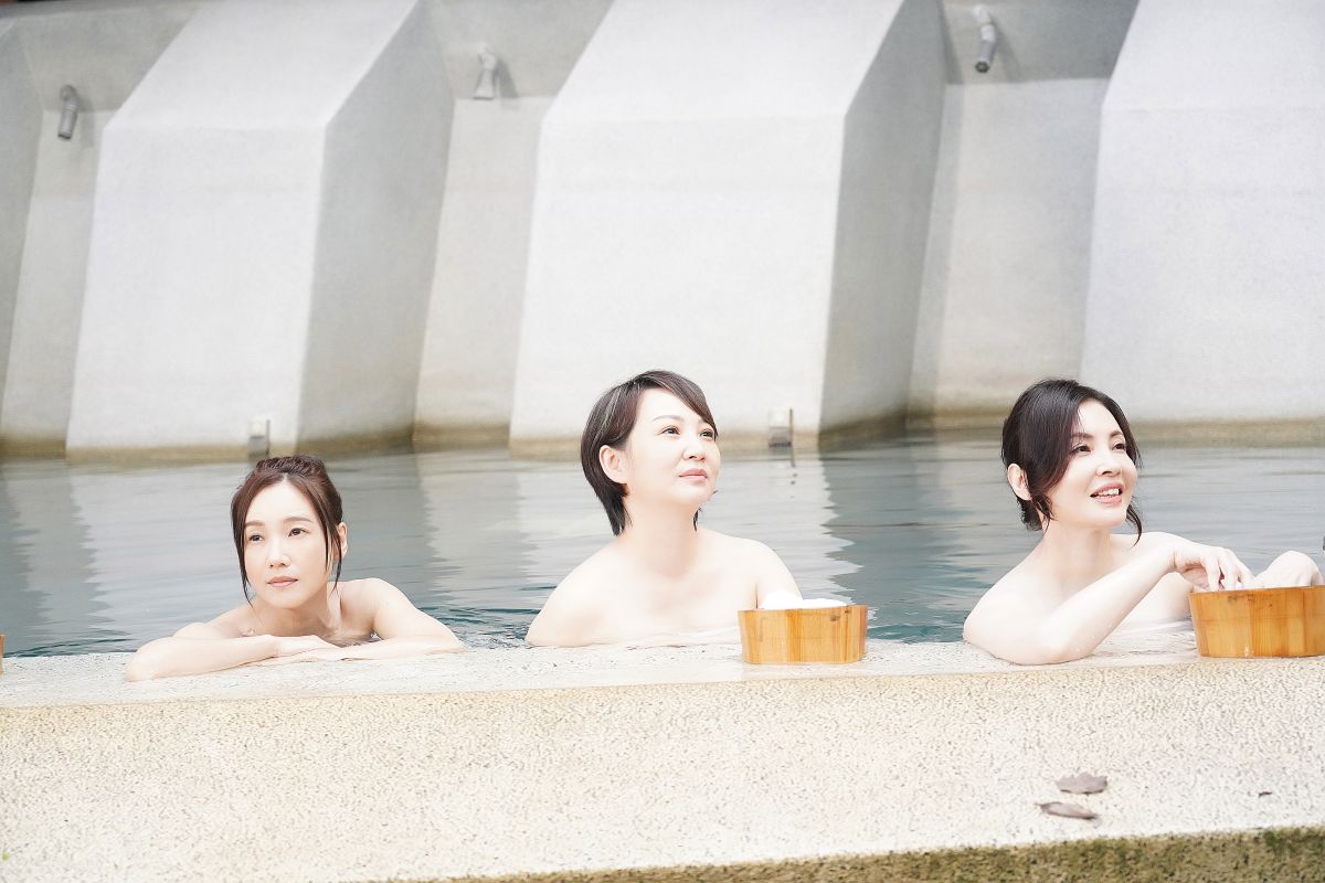 ▲左起張本渝、郁方、何如芸為《婚姻結業式2》裹浴巾泡湯。（圖／華視）