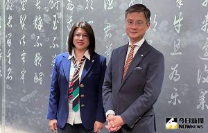 王道銀行董事長駱怡君(左)及總經理李芳遠合影。(圖/記者顏真真攝) ▲王道銀行董事長駱怡君(左)及總經理李芳遠合影。(圖/記者顏真真攝)