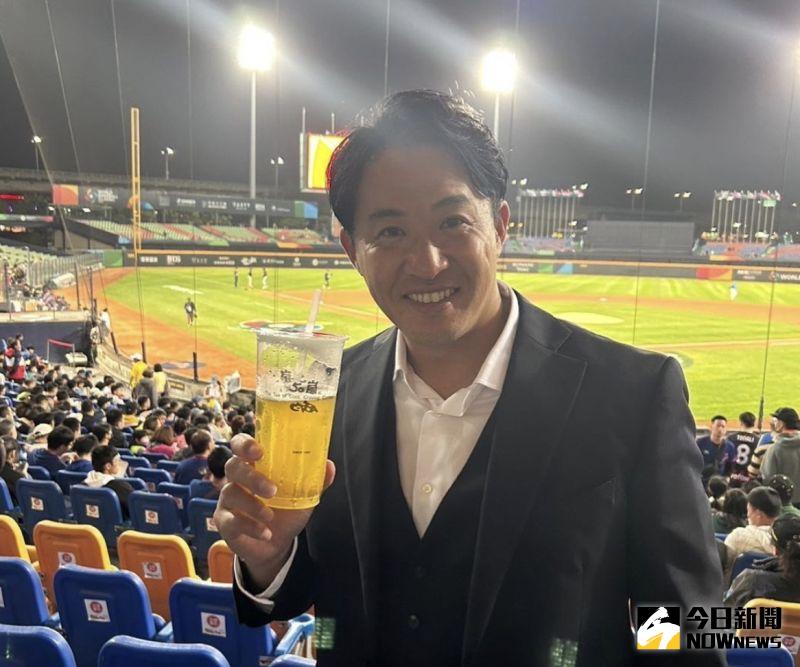 ▲前日本職棒球星「五十嵐亮太」在經典賽期間，隨著日本媒體也一起來台灣採訪，結果也喝了台灣與他同名的飲料50嵐。（圖/五十嵐亮太IG）