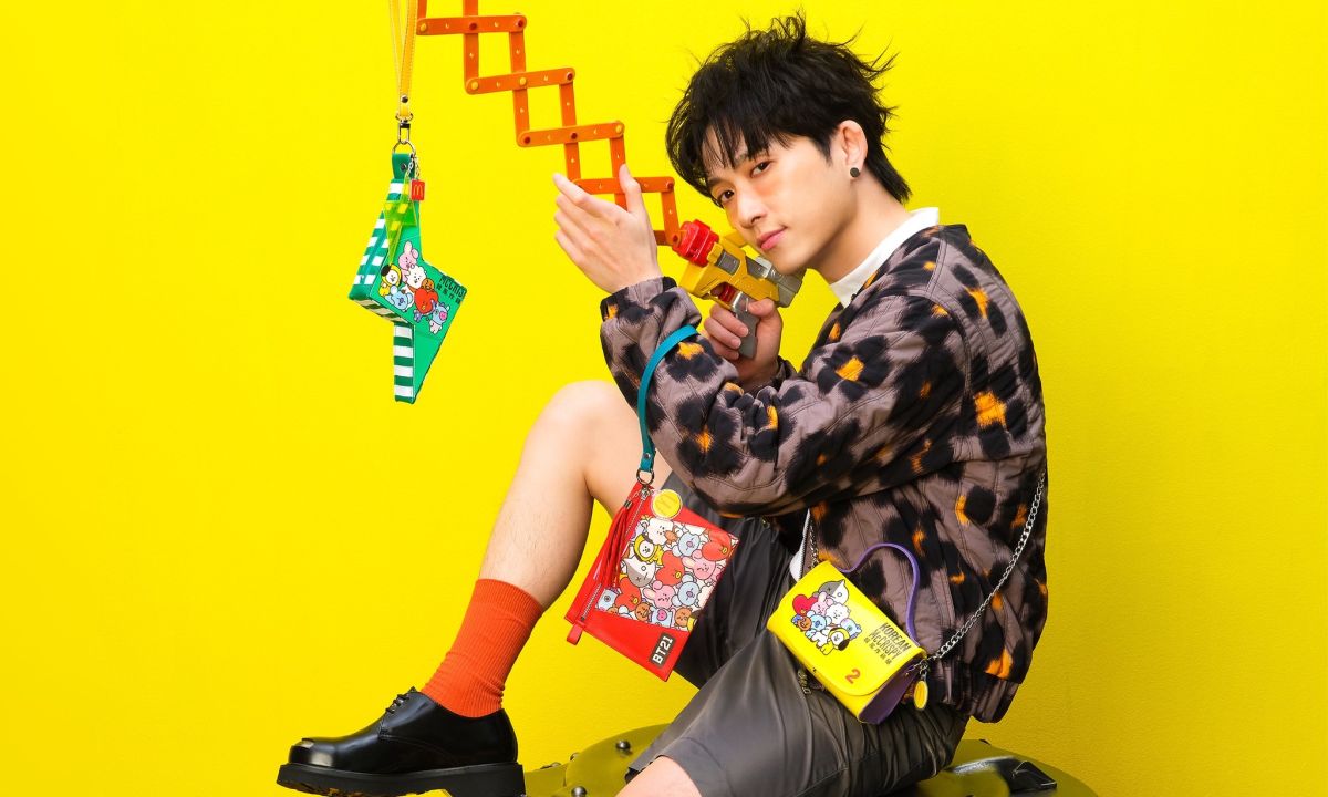 ▲麥當勞2023年全新「BT21甜心卡」明天開賣，白色情人節先釋出台灣設計師簡國彥BOB Jian打造的「BT21小廢包」，藝人邱鋒澤揹上後，臉羞紅表示有種「甜甜的辣種感覺」。（圖／翻攝自麥當勞FB）